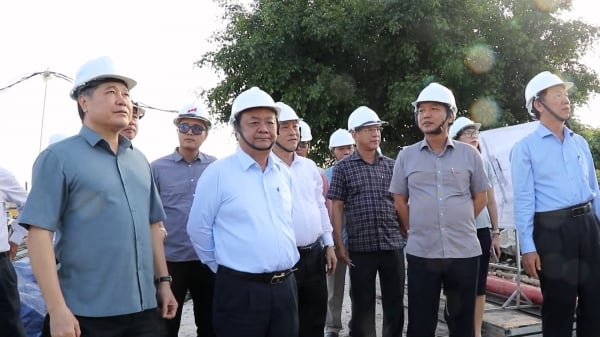 Bộ trưởng Lê Minh Hoan kiểm tra thi công cống thủy lợi 518 tỷ đồng