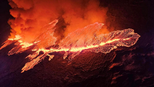 Núi lửa ở Iceland phun trào sau nhiều tuần động đất liên hoàn