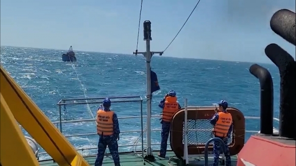 Tàu Cảnh sát biển cứu tàu cá gặp nạn trên biển