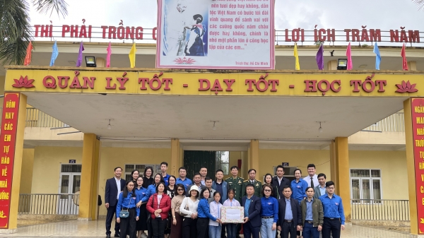 Sở NN-PTNT tỉnh Quảng Ninh trao quà cho các hộ nghèo, cận nghèo