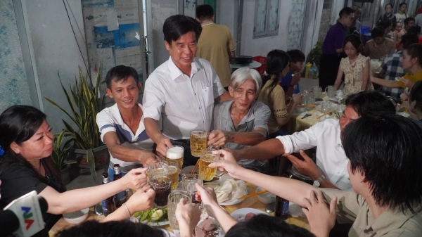 Những công nhân không về quê ăn Tết: Bữa cơm đoàn viên nơi xứ người