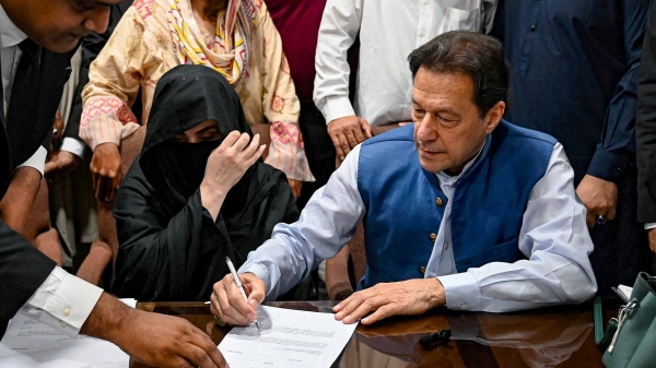 Cựu thủ tướng Pakistan và vợ bị tuyên án thêm 14 năm tù