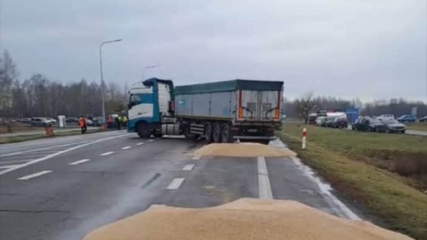 Ukraine lên án vụ nông dân Ba Lan chặn xe, đổ ngũ cốc ra đường