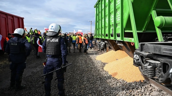 Nông dân Ba Lan phong tỏa toàn bộ biên giới, đổ bỏ ngũ cốc Ukraine
