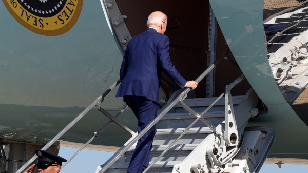 Tổng thống Biden liên tục bị vấp khi lên chuyên cơ