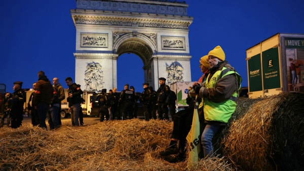 Pháp bắt giữ 66 nông dân biểu tình phong tỏa Khải Hoàn Môn