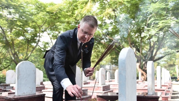 Đại sứ Mỹ đầu tiên thăm và dâng hương ở Nghĩa trang Trường Sơn