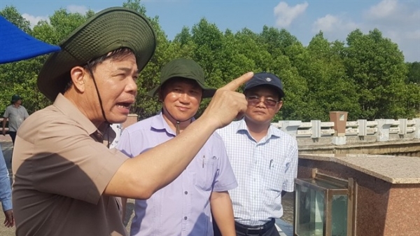 Bộ trưởng Nguyễn Xuân Cường kiểm tra tình hình sạt lở tại Cà Mau