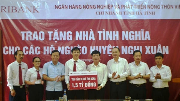 Agribank Chi nhánh Hà Tĩnh trao tặng 30 nhà tình nghĩa