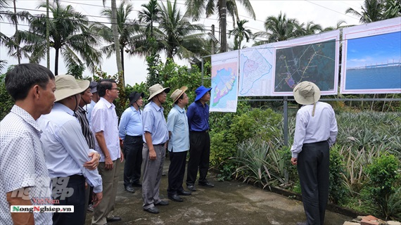 Bộ trưởng Nguyễn Xuân Cường khảo sát vị trí xây dựng cống Cái Lớn, Cái Bé