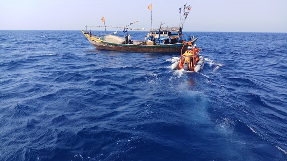 Phú Yên: Ăn mực bị dị ứng, một lao động tàu cá cần được hỗ trợ cấp cứu
