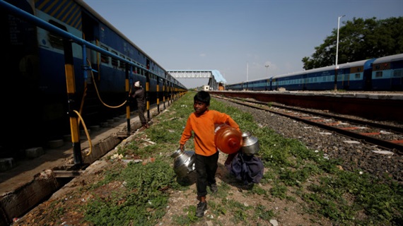 Những đứa trẻ phải đi tàu hỏa 14 km để lấy nước ở Ấn Độ