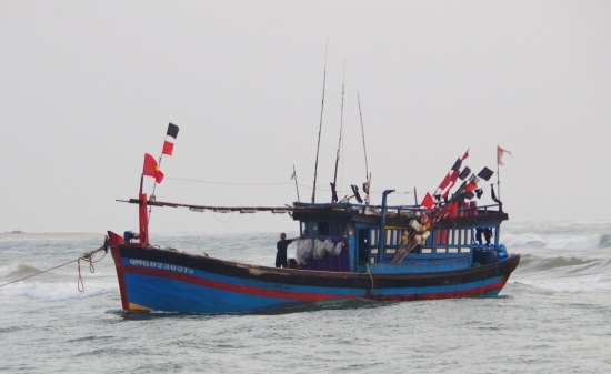 Tàu cá bị Trung Quốc từ chối cứu nạn đang được lai dắt vào bờ