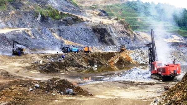 Công ty Apatit Việt Nam lấn chiếm đất để khai thác quặng