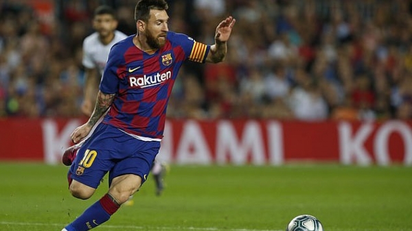 Messi khiến 2 cầu thủ Sevilla va vào nhau