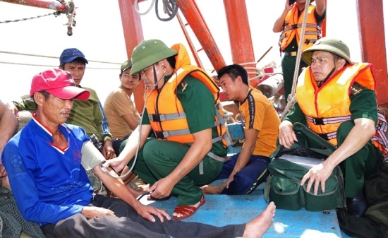 Chìm tàu cá, 6 ngư dân được cứu sống