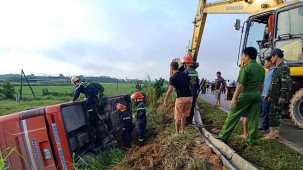 Hà Tĩnh: Lật xe khách, 21 người thương vong