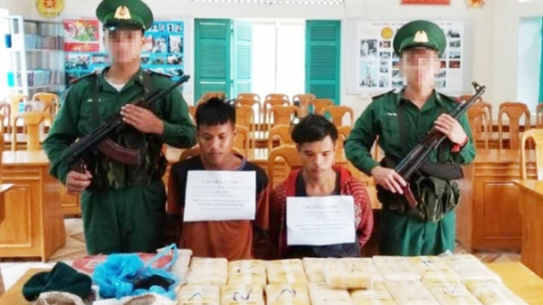 Quảng Bình: Bắt hai đối tượng vận chuyển 100.000 viên ma túy