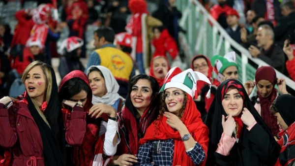 Phụ nữ Iran lần đầu được vào sân xem bóng đá sau 40 năm