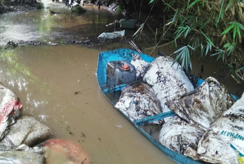 Nguồn nước sạch Hà Nội bị nhiễm dầu thải