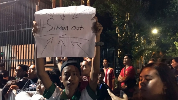 CĐV Indonesia chặn đường xe chở đội tuyển