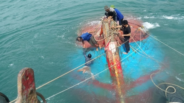 Trục vớt tàu cá chìm trên biển Cù Lao Chàm