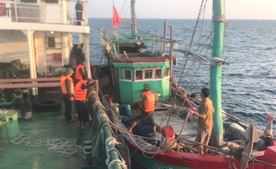 Cứu 5 ngư dân gặp nạn trên đảo Bạch Long Vỹ