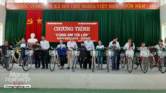 Chương trình 'Cùng em tới lớp' trao 100 xe đạp cho học sinh Bắc Kạn