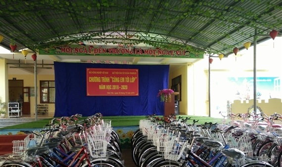 Chương trình 'Cùng em tới lớp' trao xe đạp cho học sinh Tiên Yên