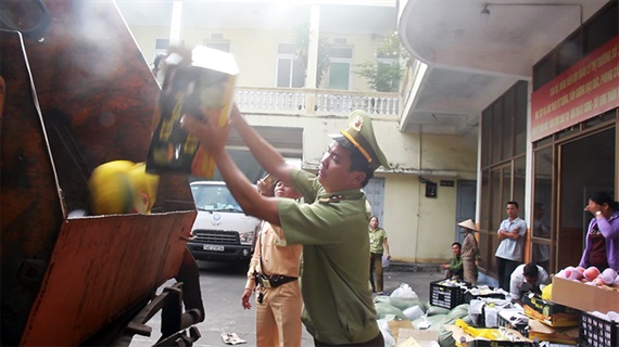 Quảng Ninh: Tiêu hủy hơn 1 tấn hoa quả nhập lậu