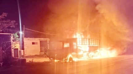 Quảng Bình: Xe tải đang lưu thông cháy rụi