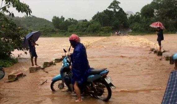 Nhiều bản làng ở Quảng Trị bị cô lập do nước lũ