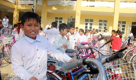 Trao xe đạp cho học sinh 'rốn lũ' Quan Sơn