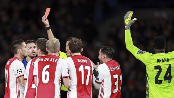 Ajax nhận 2 thẻ đỏ hy hữu