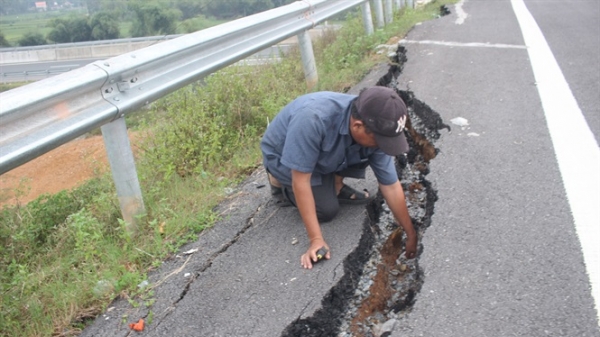 Đường dẫn lên cao tốc Đà Nẵng - Quảng Ngãi bị sụt lún nghiêm trọng