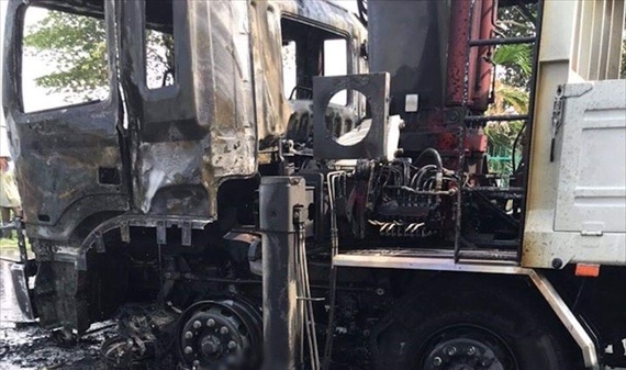 Xe tải va xe máy bốc cháy, một người tử vong