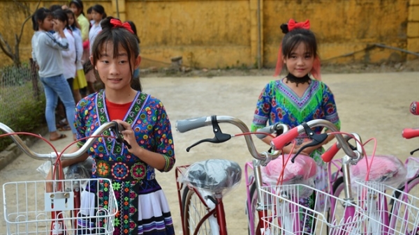 Chương trình 'Cùng em tới lớp' tặng xe đạp cho học sinh vùng khó khăn của Lai Châu