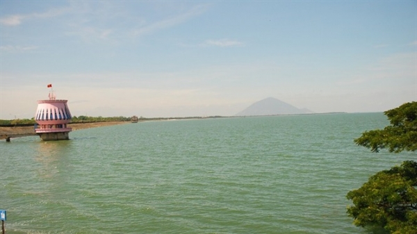 'Cát tặc' lộng hành hồ thủy lợi lớn nhất Đông Nam Bộ
