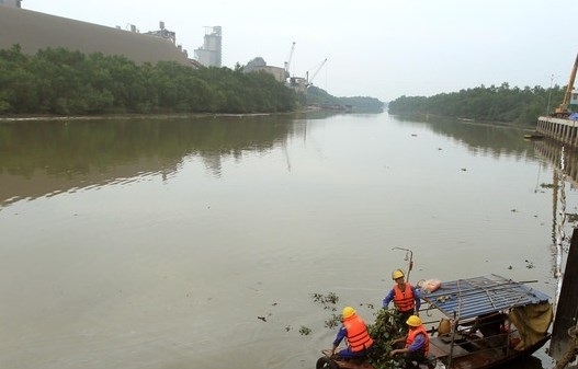 Xi măng Chinfon Hải Phòng để dầu FO tràn ra sông