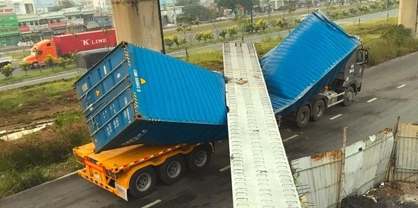 Cầu bộ hành bị xe container làm sập do sai thiết kế