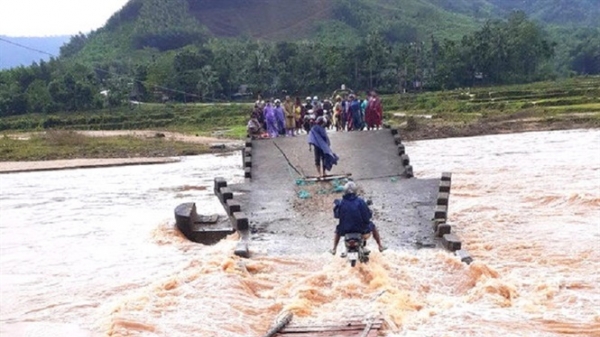 Bình Định: Cầu tạm An Liên lại gãy, tai nạn rình rập người dân