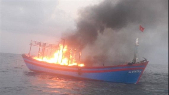 Quảng Trị: Tàu cá bất ngờ bốc cháy, 7 ngư dân thoát nạn