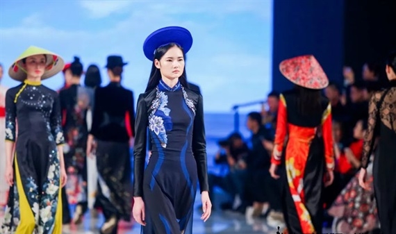Mẫu áo dài Việt Nam có bị 'ăn cắp' trên sàn diễn thời trang Trung Quốc?