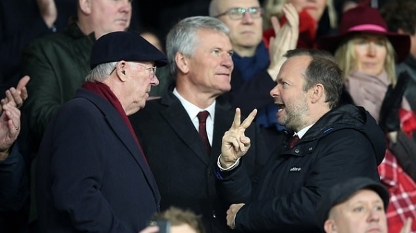 Phó Chủ tịch Man Utd to tiếng với Alex Ferguson