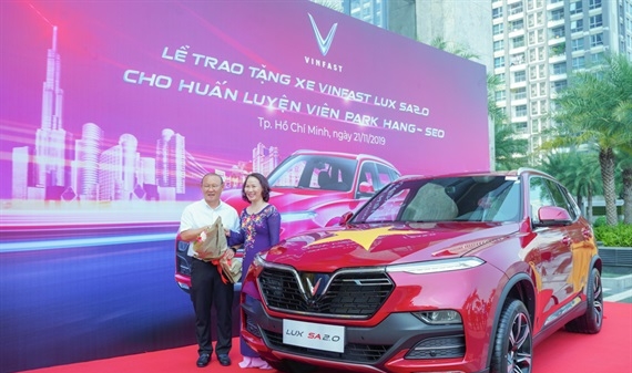 VinFast tặng xe Lux SA2.0 phiên bản cao cấp cho HLV Park Hang-seo