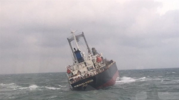 Cứu 18 thuyền viên trên tàu Thái Lan gặp nạn ở vùng biển Hà Tĩnh