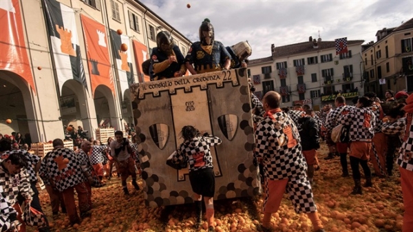 Lễ hội ném cam ở Ý