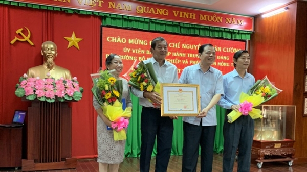Bộ trưởng Bộ NN-PTNT trao bằng khen cho nhóm tác giả giống lúa ST25