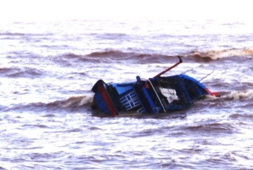 Phú Yên: Tàu cá bị sóng biển đánh chìm, 2 ngư dân mất tích