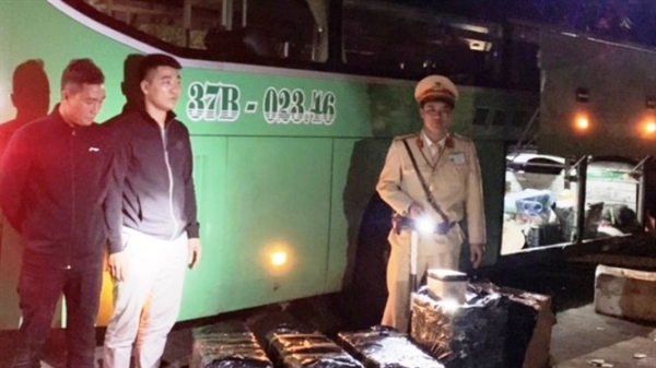 Thừa Thiên - Huế: Phát hiện xe khách vận chuyển hàng ngàn viên pháo lậu